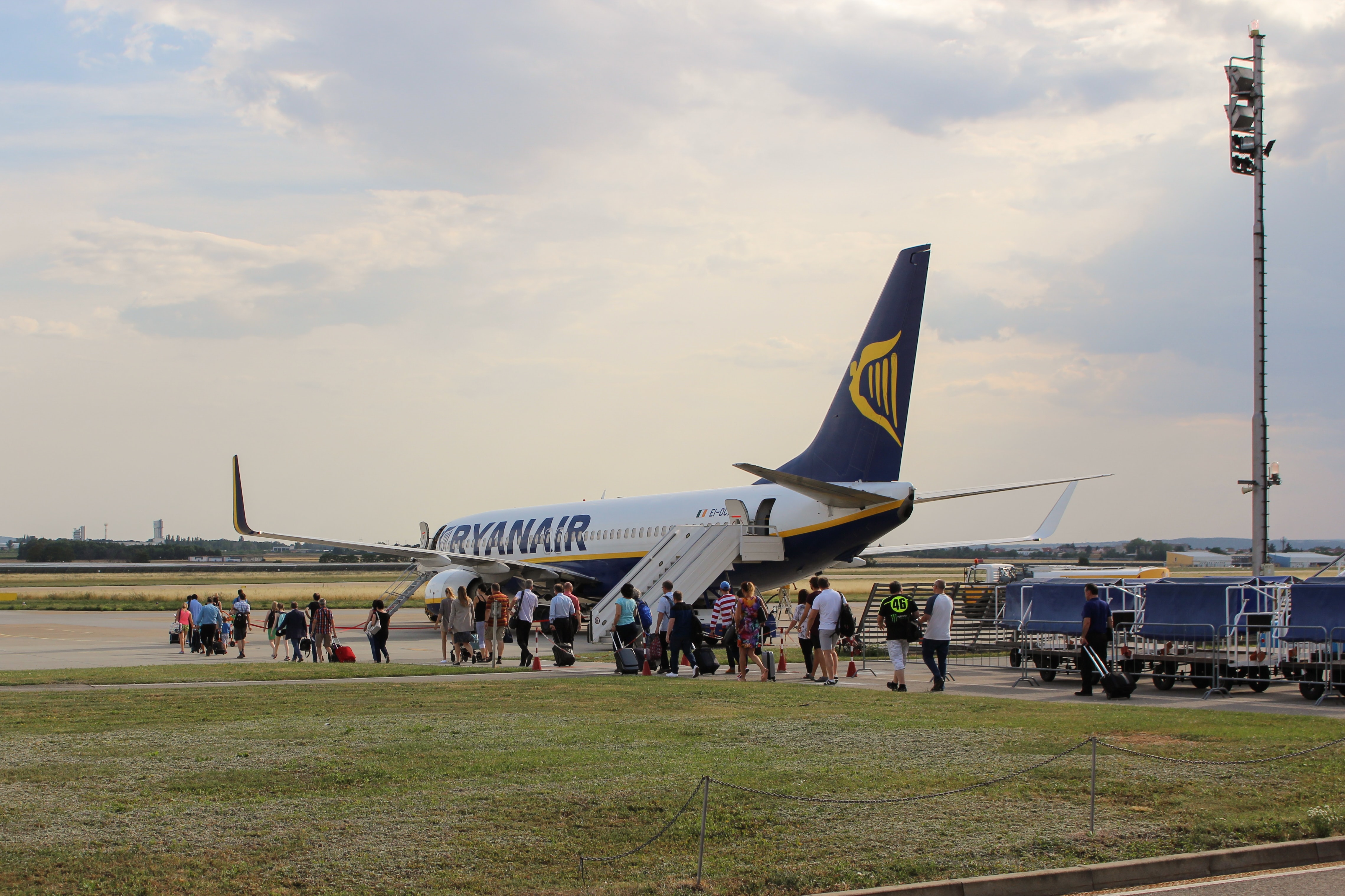 "Ryanair" finanšu gadu noslēgusi ar miljarda eiro zaudējumiem