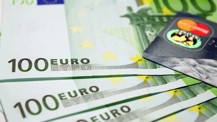 Минимальная месячная зарплата в Латвии повышена до 740 евро