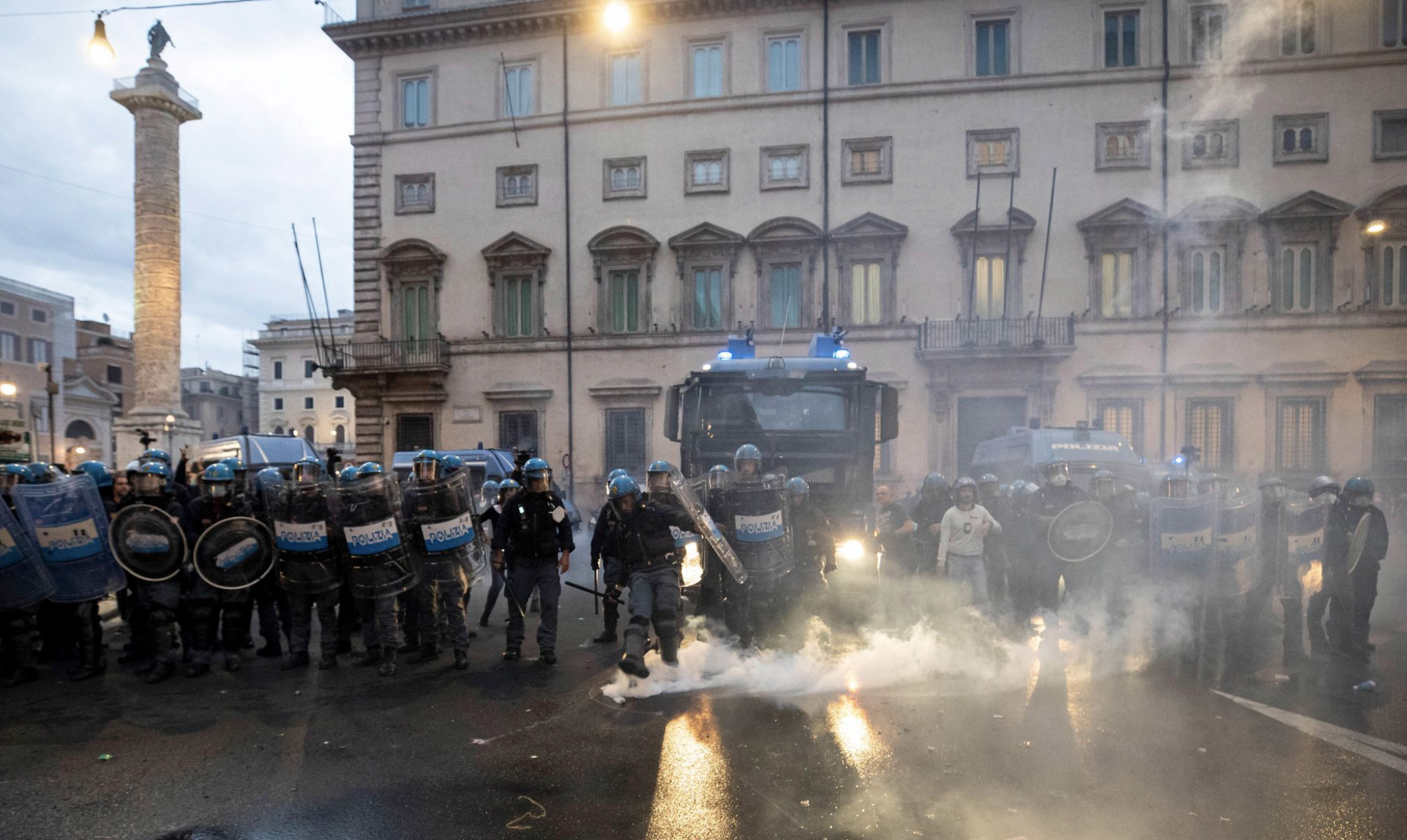 Полиция применила водометы на протестах в Риме