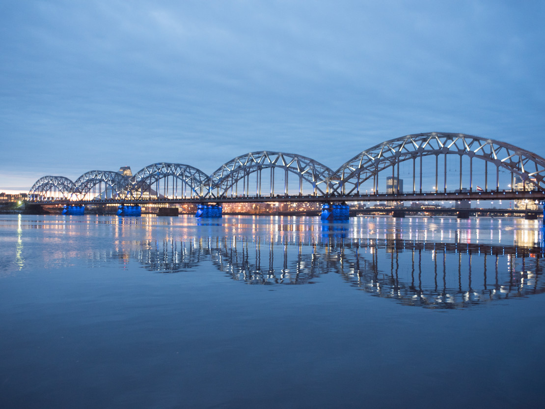 Спасатели  извлекли из воды двух человек в центре Риги