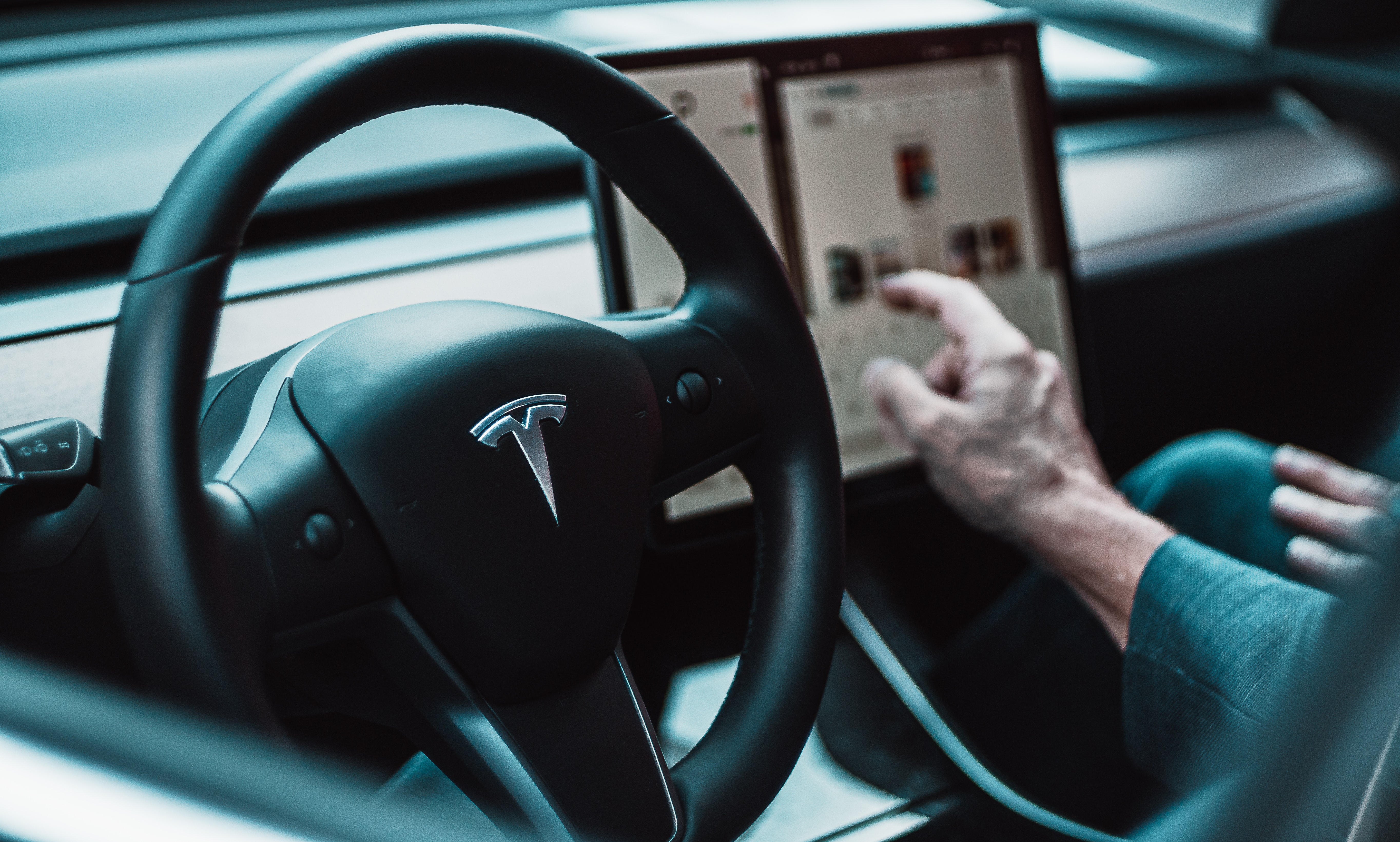 "Tesla" pērn guvis uzņēmuma vēsturē pirmo gada peļņu
