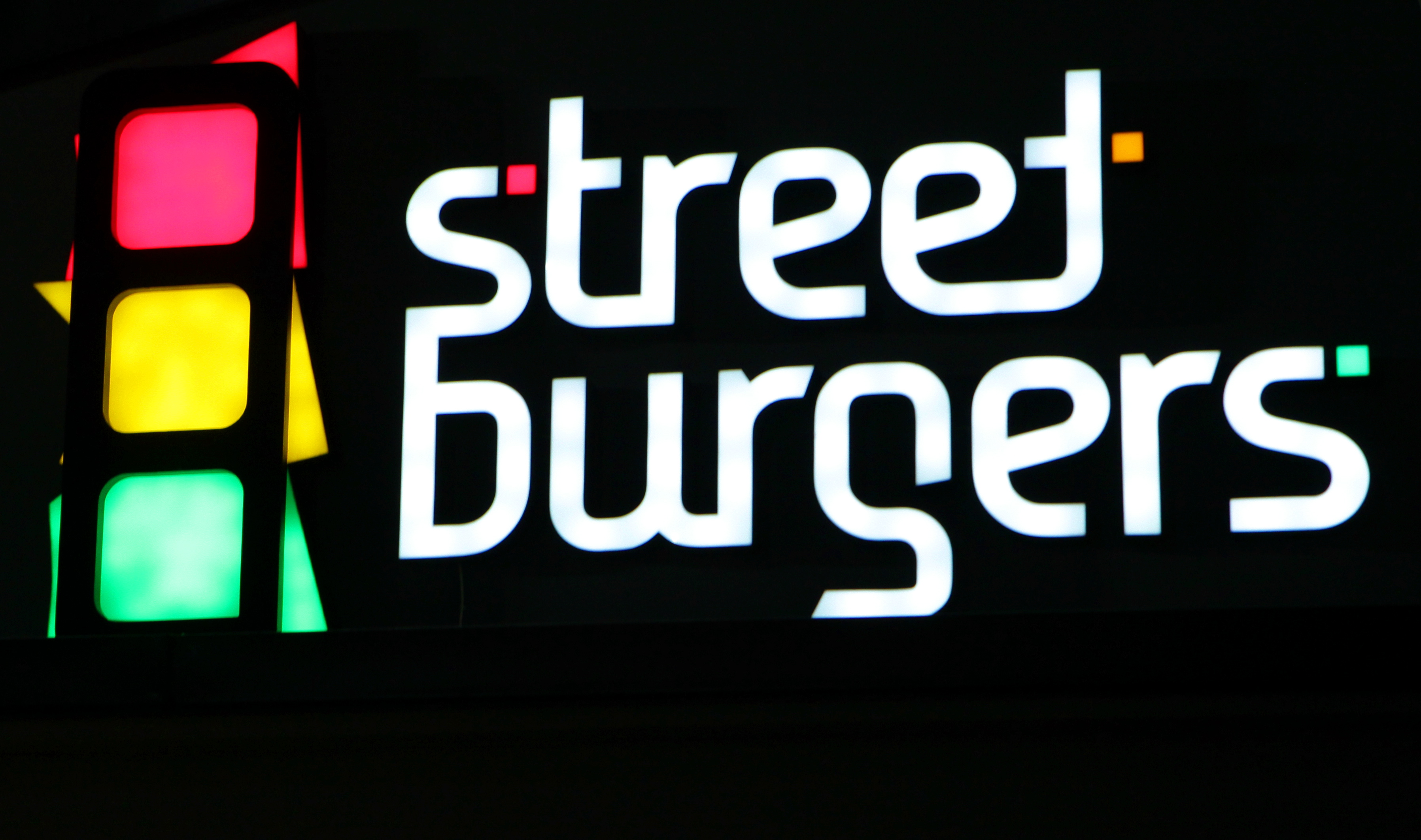 "Street Burgers" iegulda vairāk nekā 50 000 eiro jaunā restorānā tirdzniecības centrā "Sāga"