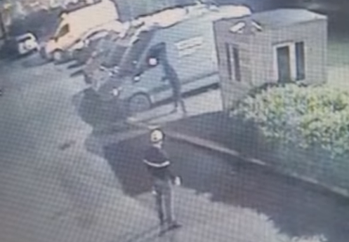 В Золитуде на закрытой парковке ночью сожгли два "бусика"