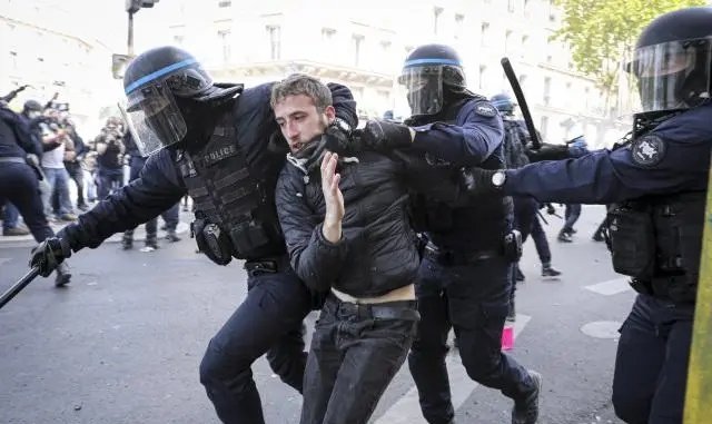Макрону испортили "медовый месяц". Тысячи французов вышли на акции протеста 1 мая Макрону испортили "медовый месяц". Тысячи французов вышли на акции протеста 1 мая