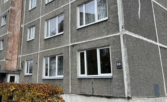 RNP поменяло окна в доме в Кенгарагсе. В стене образовались дыры и трещины