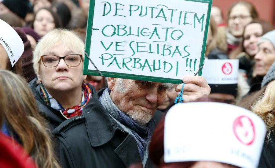 Медики также готовы устроить забастовку. Минздрав пытается этого избежать за счет обещаний Медики также готовы устроить забастовку. Минздрав пытается этого избежать за счет обещаний