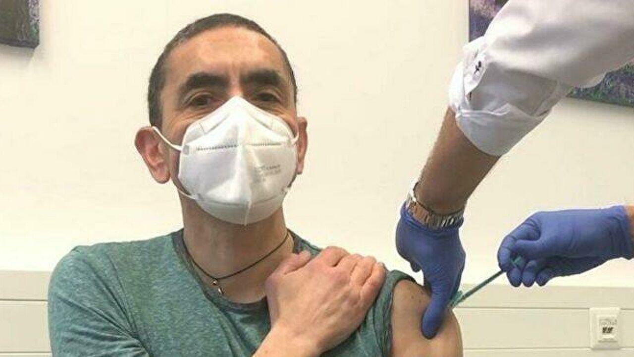 Гендиректор BioNTech Угур Шахин показал кадры своей ревакцинации