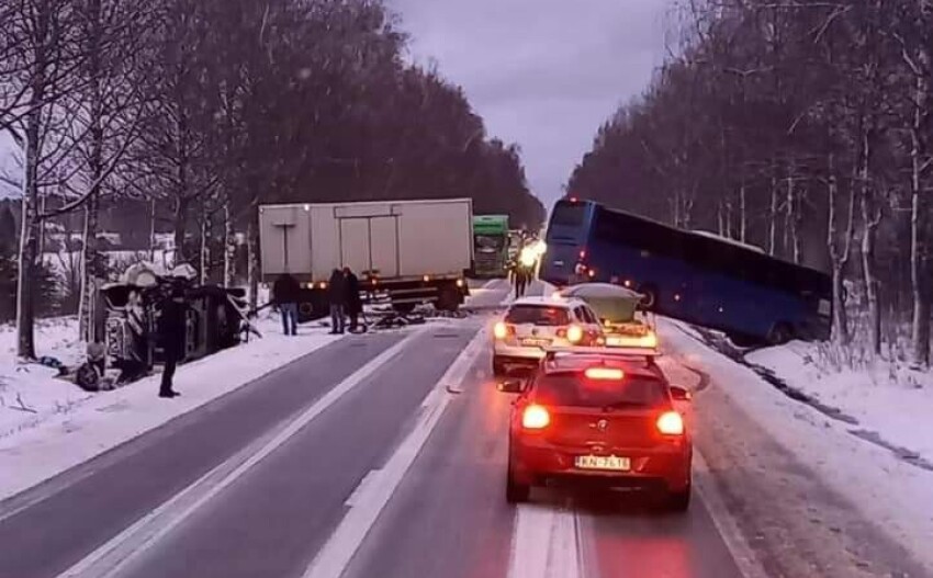 На Бауском шоссе перевернулся автобус. Пострадали четыре пассажира