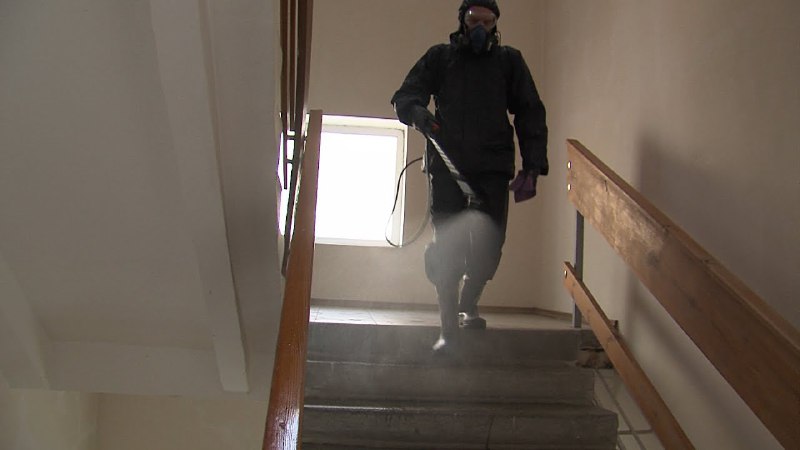 В Смилтене дезинфицируют подъезды многоквартирных домов