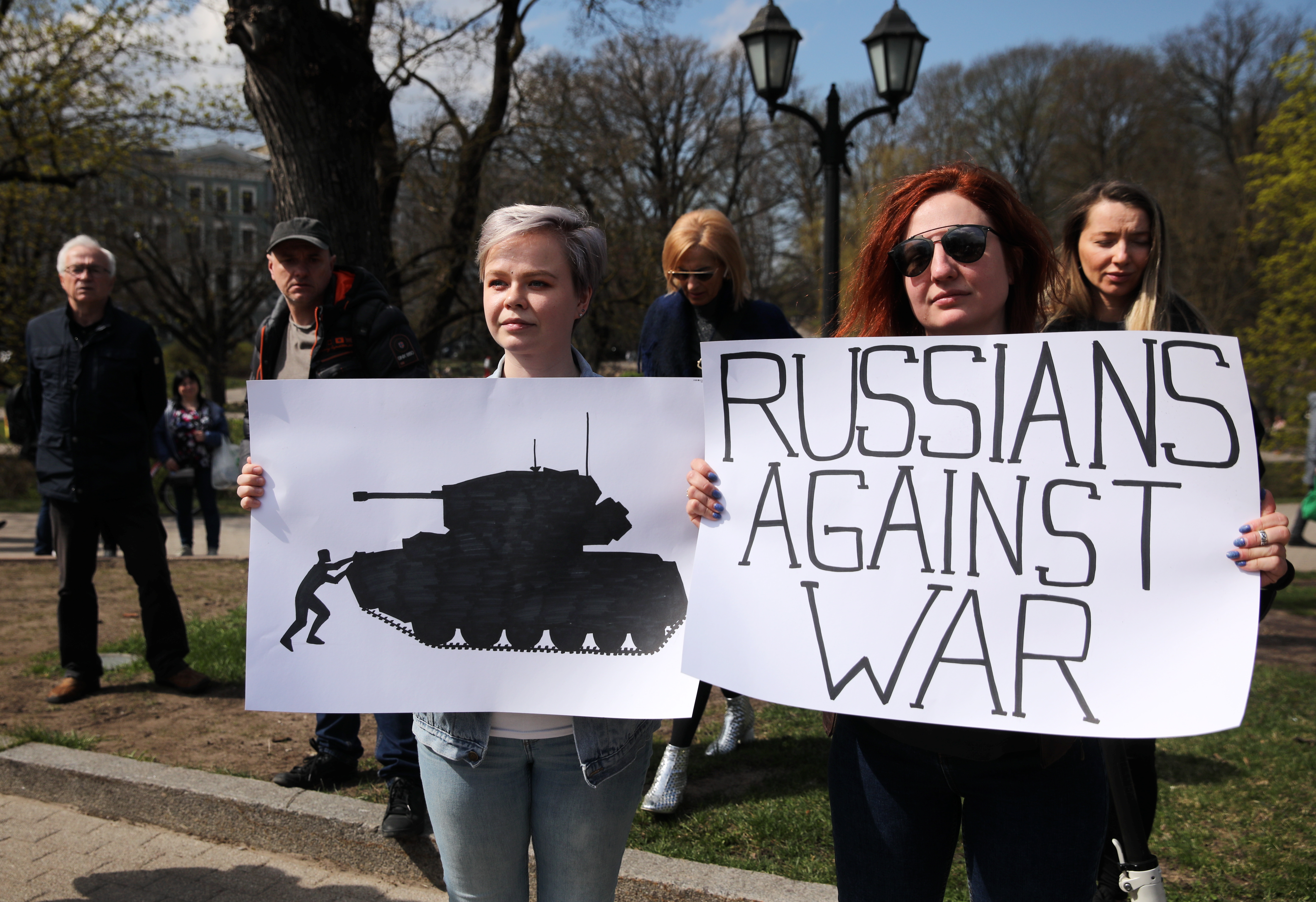 "Русский голос против войны" прозвучал в Риге у памятника Свободы