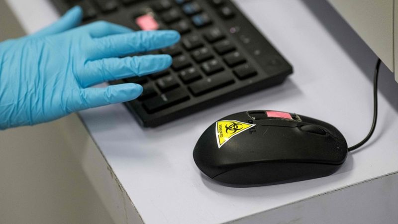 "В масках живут черви". Выявили самые популярные фейки о Covid-19