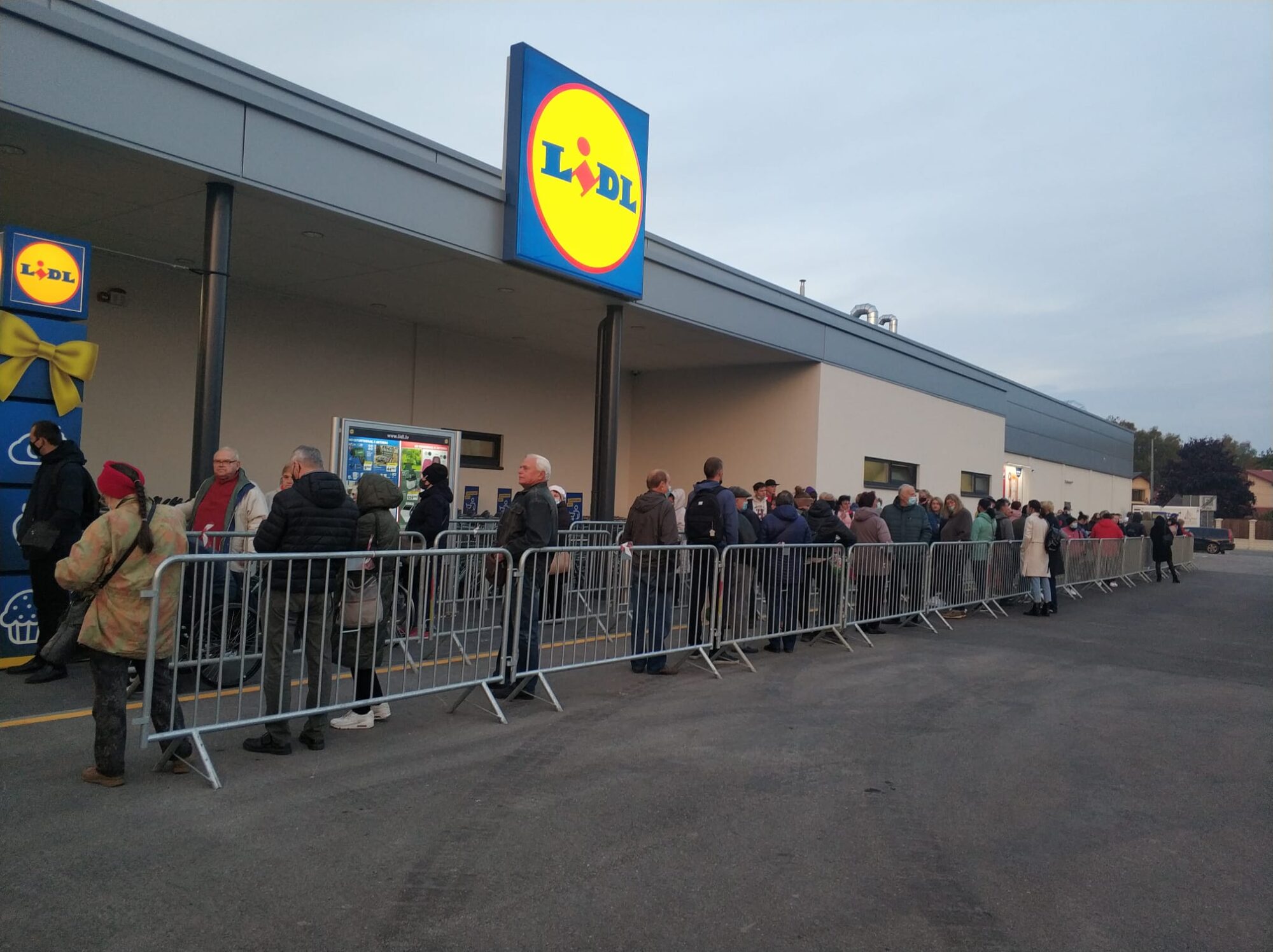 В Lidl больше не пускают людей с детьми без очереди