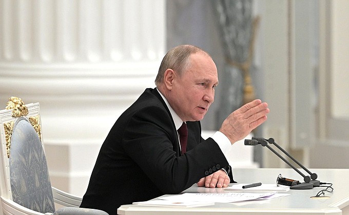 Президент Владимир Путин заявил Макрону и Шольцу, что подпишет указ о признании ДНР и ЛНР