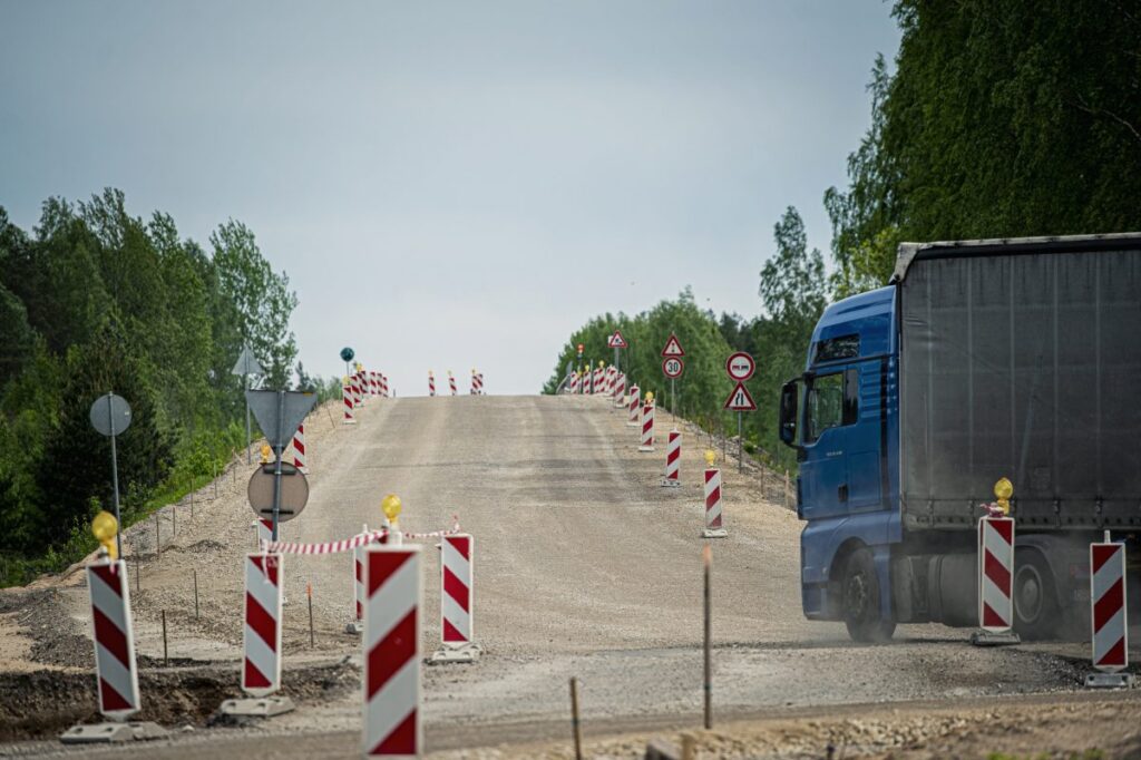 Daugavpils šosejas un apvedceļa būvdarbos palielinājies pagaidu luksoforu skaits