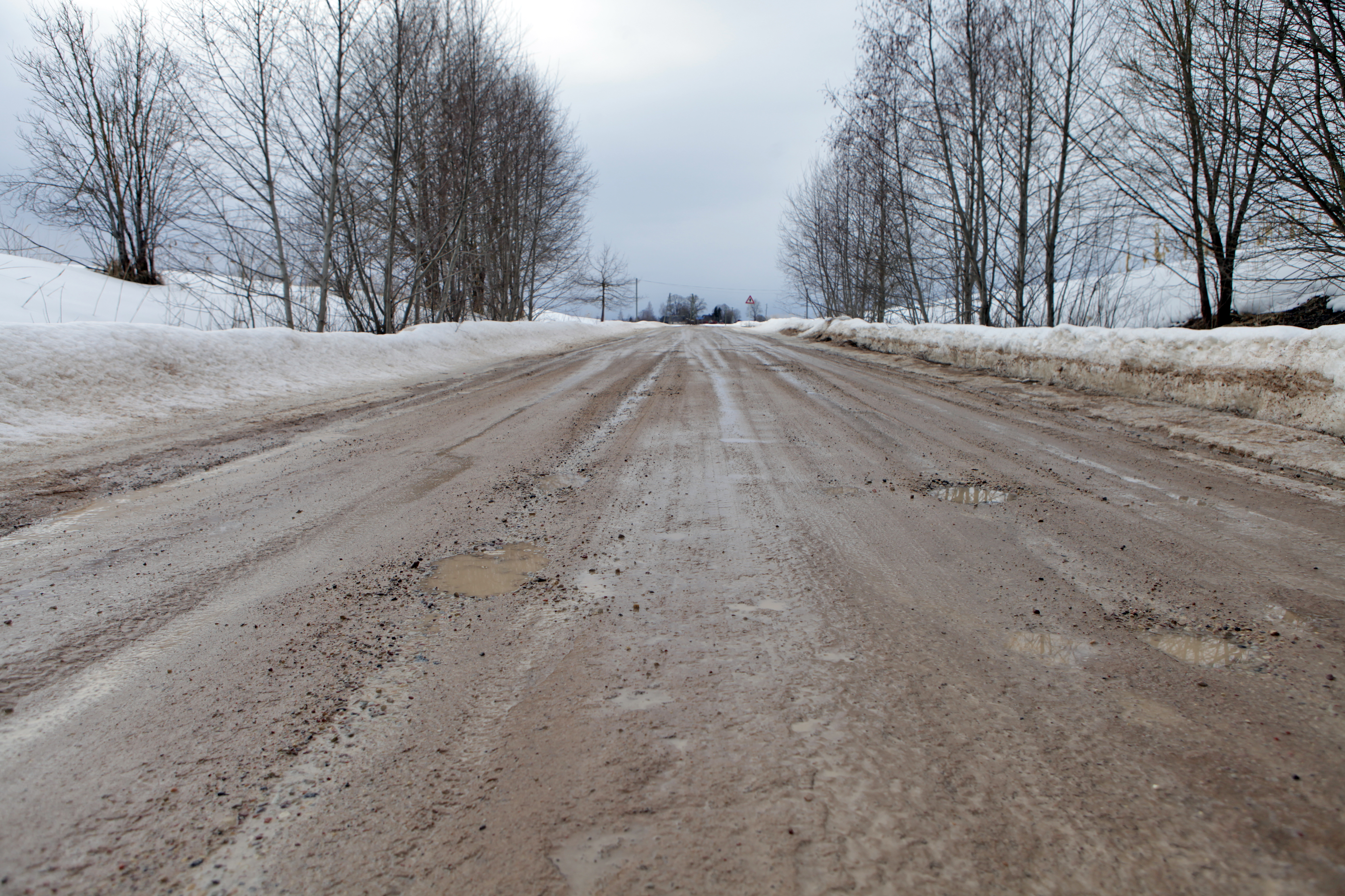 "Latvijas valsts ceļi" brīdina par slideniem grants autoceļiem daudzviet Latvijā
