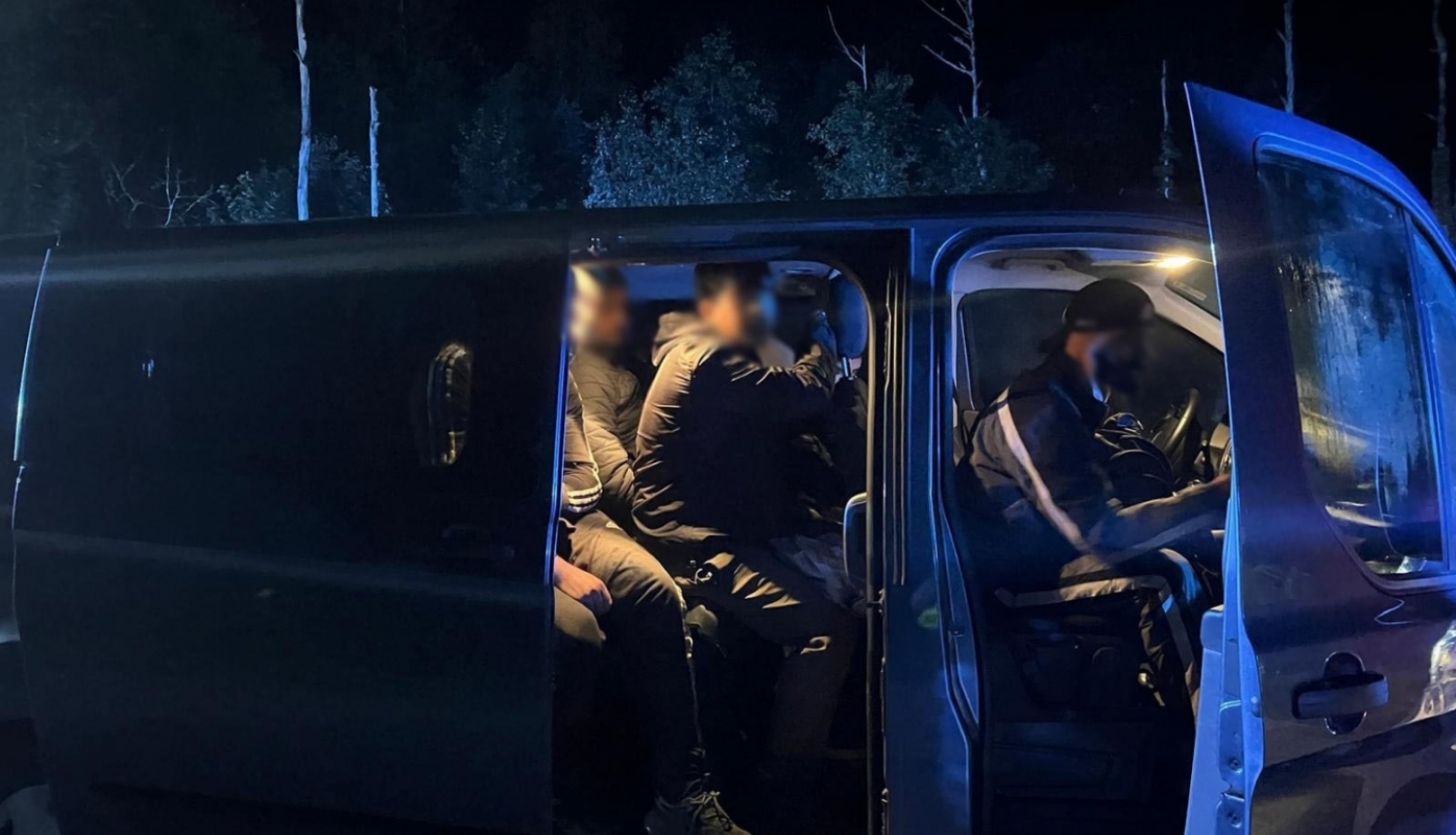 В фургоне у негражданина Латвии обнаружено 24 нелегальных мигранта В фургоне у негражданина Латвии обнаружено 24 нелегальных мигранта