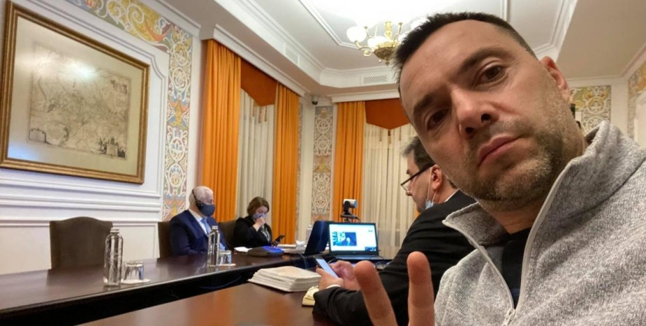 Арестович заявил о готовности сменить Зеленского на посту президента Украины