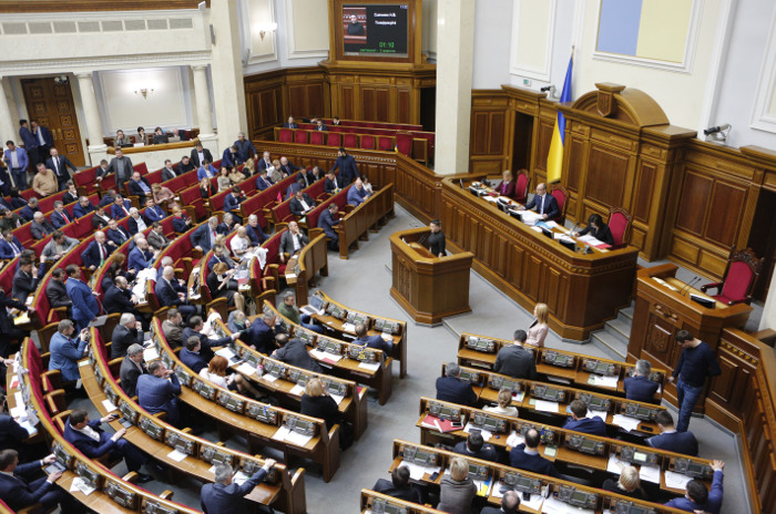 Жители Украины хотят досрочно распустить парламент