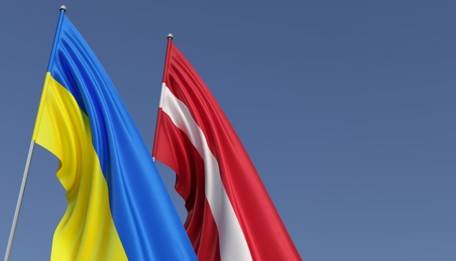 Альпинист доставил флаги Латвии и Украины на Южный полюс