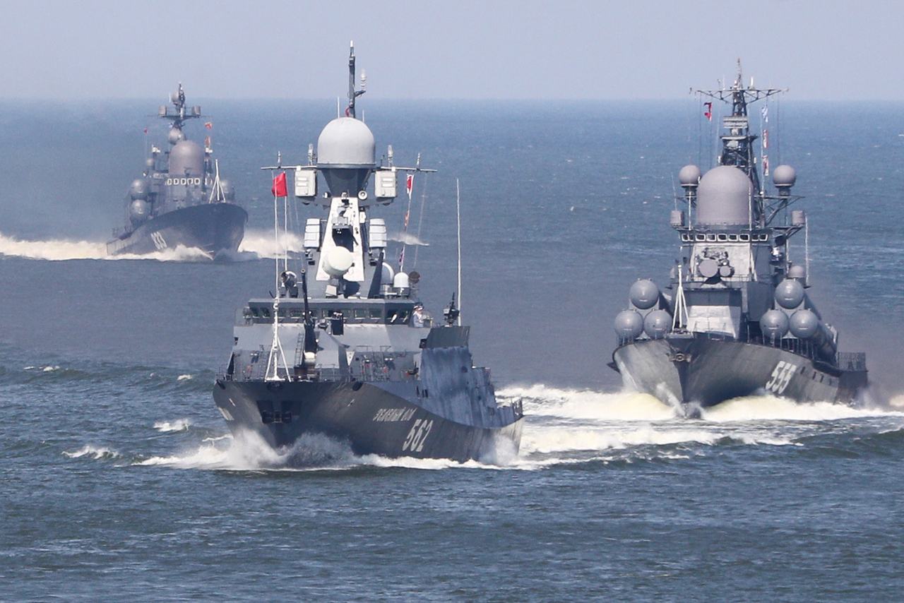 Офицеры военно-морских сил США признались в коррупции