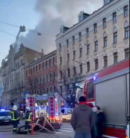 В центре Риги горит хостел. Погибло 8 человек, 9 пострадавших