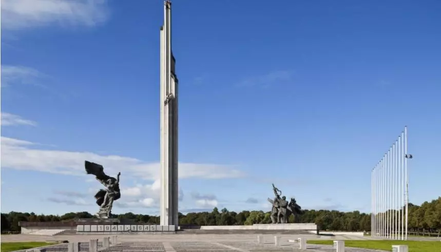 Вице-мэр Риги: Россия сможет забрать памятник из парка Победы
