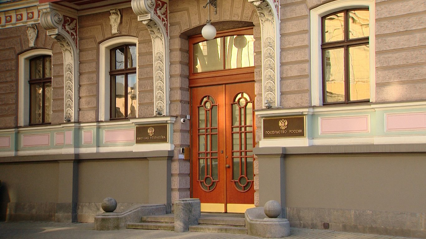 Посольство РФ облили красной краской. Полиция разбирается