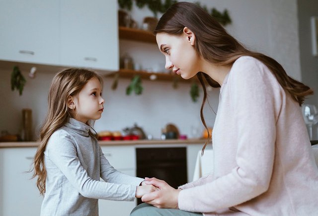 Опрос: на какие темы родителям неудобно говорить с детьми