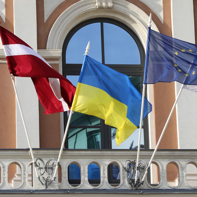 За сожжение флага Украины в Риге задержаны два человека За сожжение флага Украины в Риге задержаны два человека