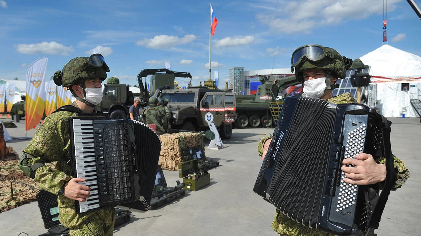 Для армии РФ собирают баяны, балалайки и губные гармошки. В Питере