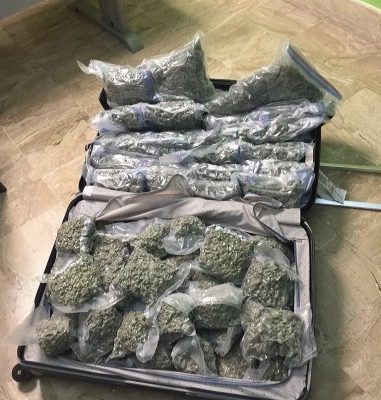На Рижском автовокзале в чемоданах пассажиров обнаружено 5 кг марихуаны