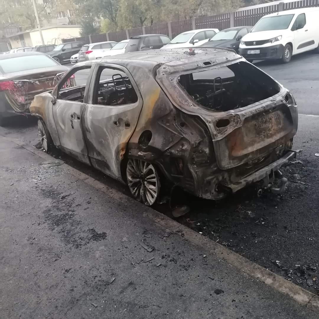 И вновь пироманы. На этот раз вспыхнули авто в Иманте