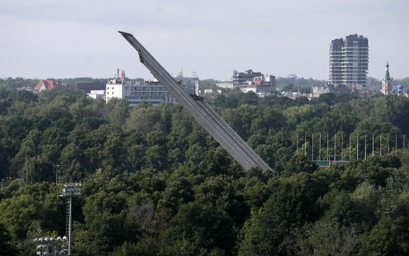 Памятника в парке Победы больше нет. Посетители остались