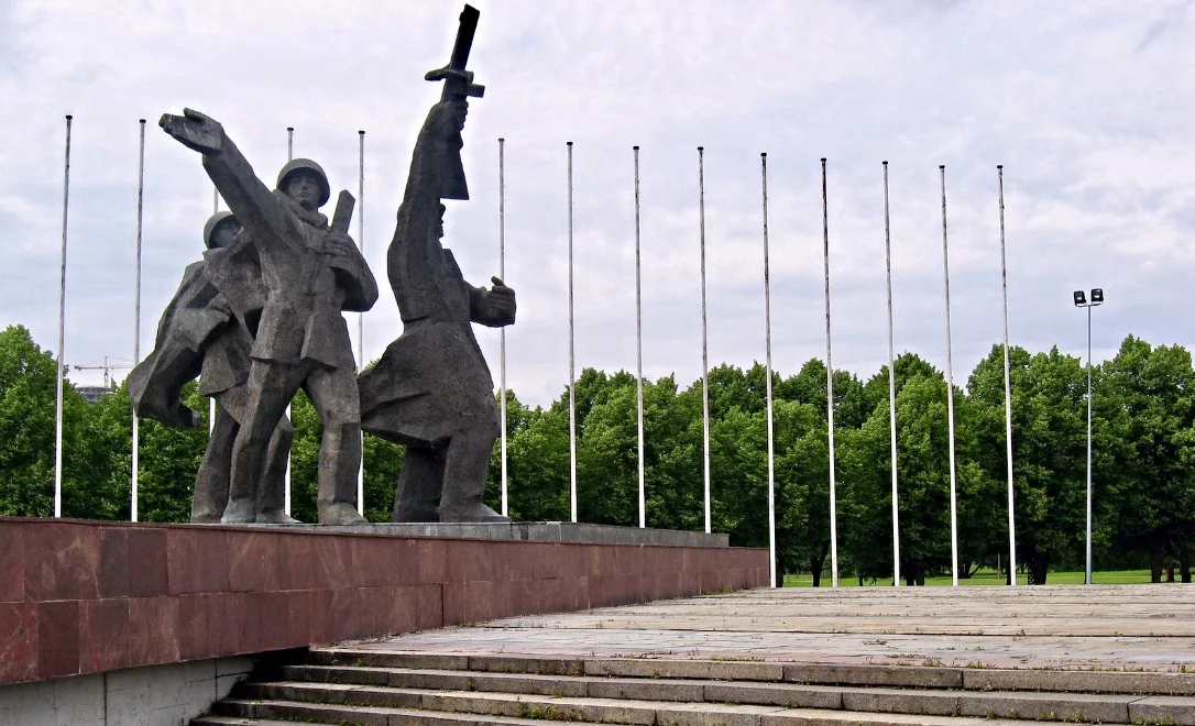 Клуб бывших депутатов призывает снести памятник в Парке Победы