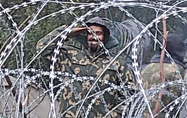 Погранслужба Польши: Беларусь выдает нелегалам военную форму