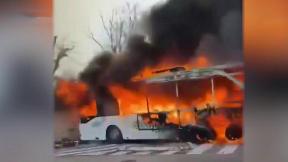 Горящий школьный автобус промчался по улице во Франции (ВИДЕО)