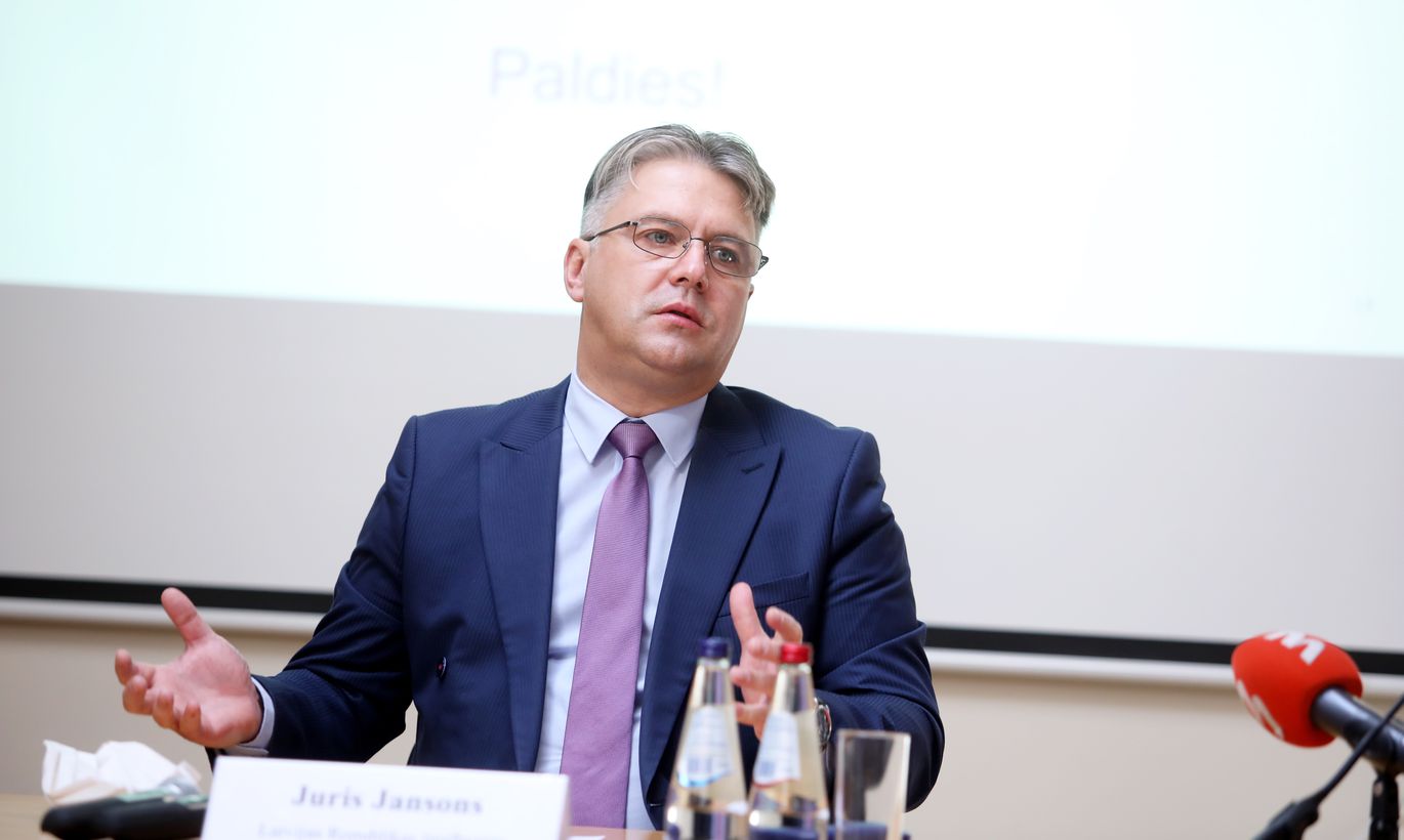 Омбудсмен требует расширить  вакцинацию студентов