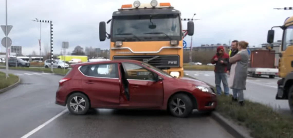 Грузовик на кругу в Дрейлини зажал легковой автомобиль и протащил его несколько метров Грузовик на кругу в Дрейлини зажал легковой автомобиль и протащил его несколько метров