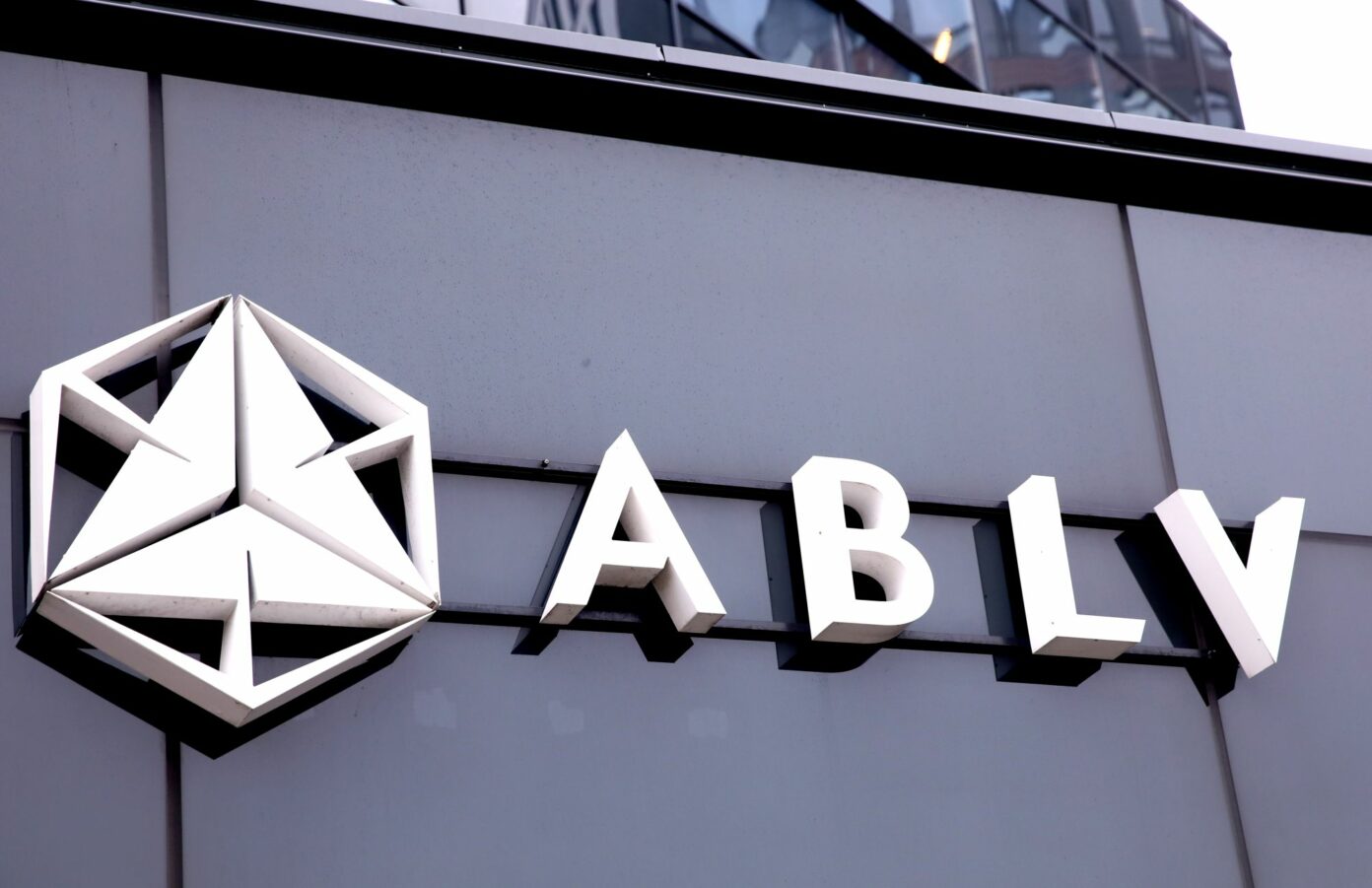 Латвия просит США снять санкции с банка ABLV