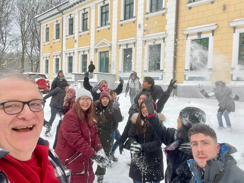 "Молодые люди впервые увидели снег!": профессор показал счастье иностранных студентов "Молодые люди впервые увидели снег!": профессор показал счастье иностранных студентов