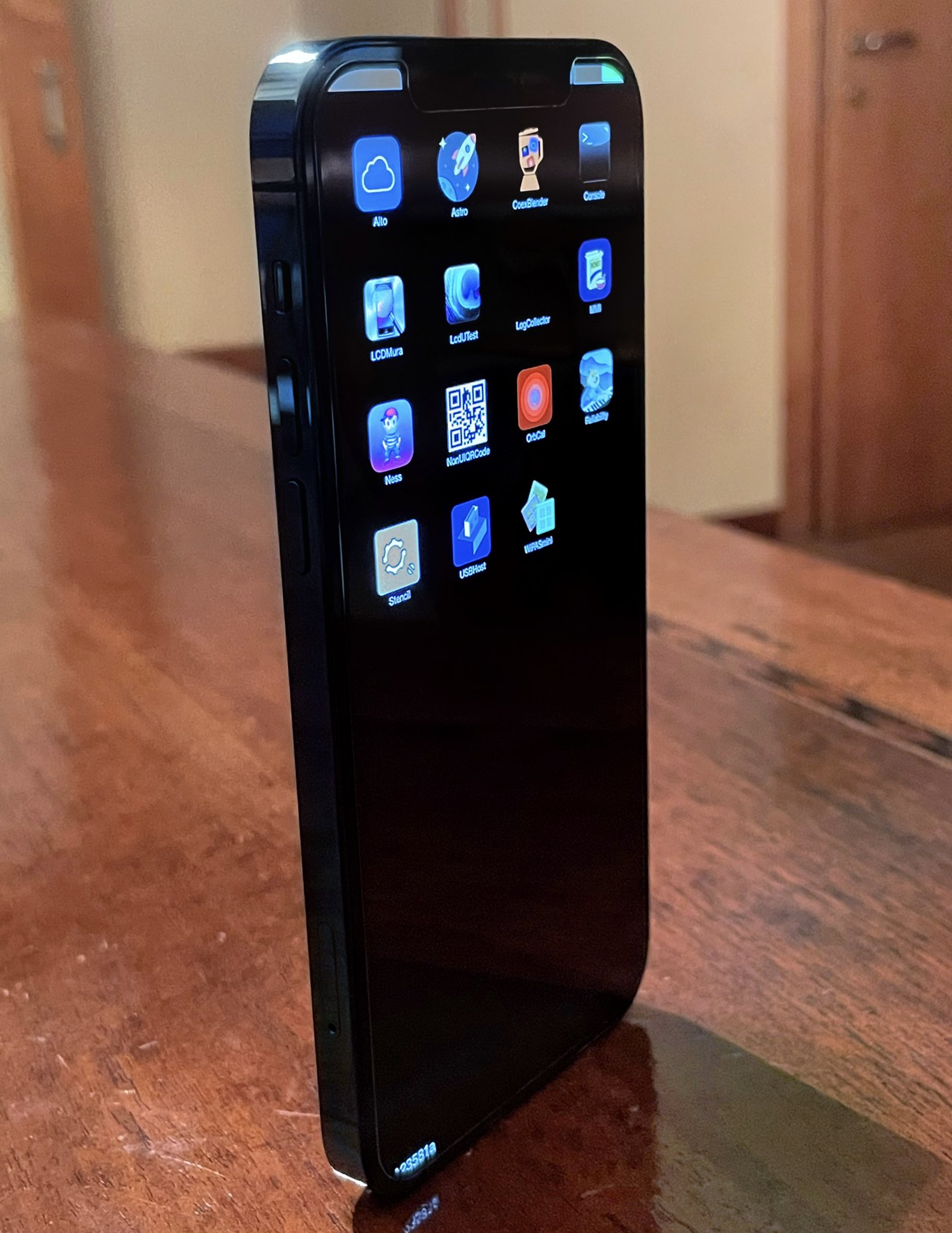 Раскрыта тайна iPhone 12 Pro - в сети появился прототип Раскрыта тайна iPhone 12 Pro - в сети появился прототип