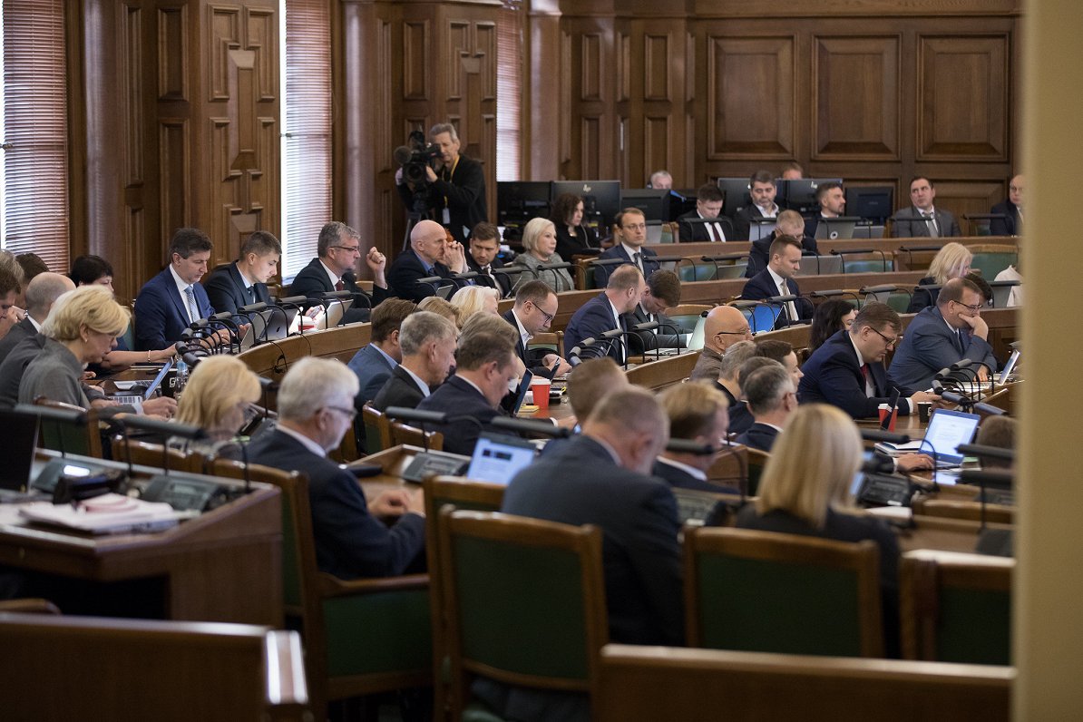 Deputāti sodīti par satiksmes, interešu konflikta un dzīvnieku labturības pārkāpumiem