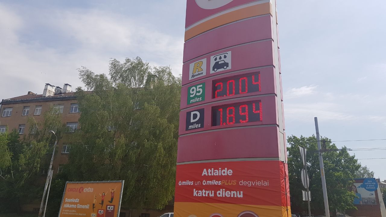 Цена на бензин перевалила за 2 евро