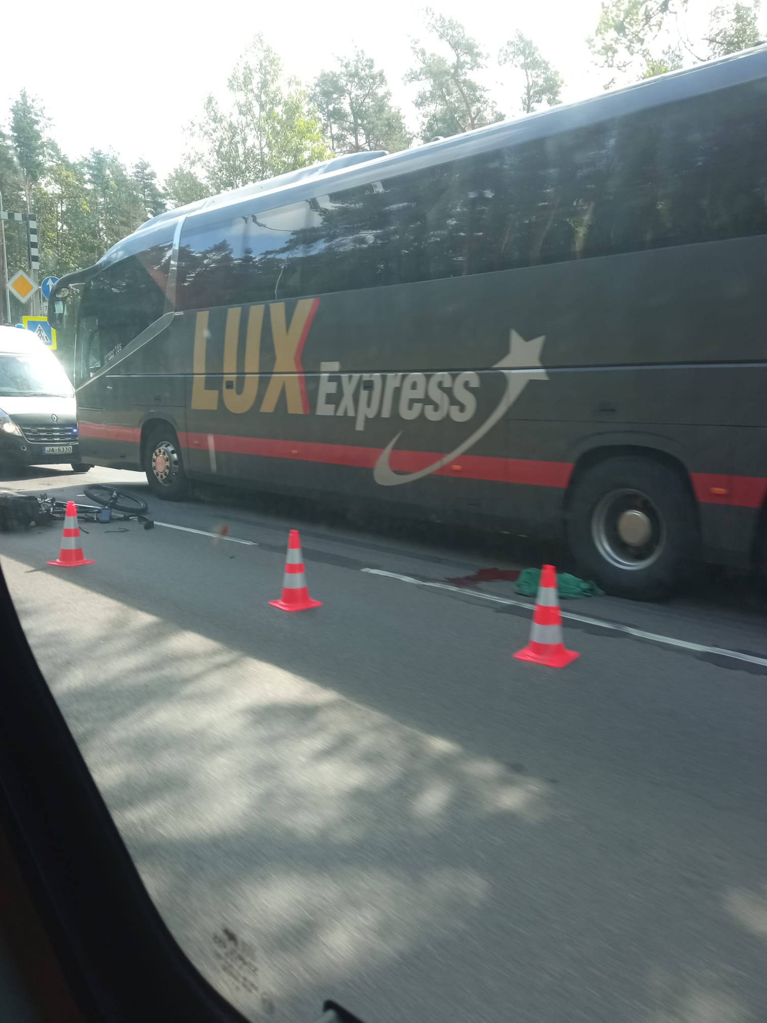 У Улброкского кладбища автобус насмерть сбил велосипедиста. Движение парализовано