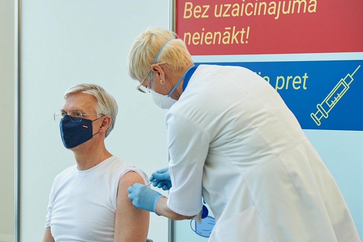 Кариньш: Решение о приостановить «AstraZeneca» ответственное, но лично он побочных эффектов не заметил
