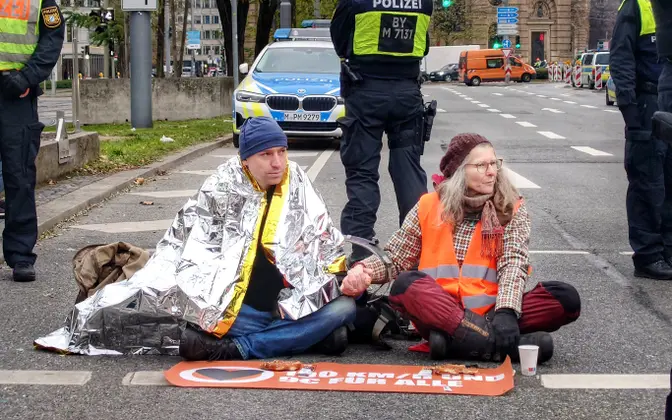 Власти Германии провели масштабные обыски в квартирах экоактивистов
