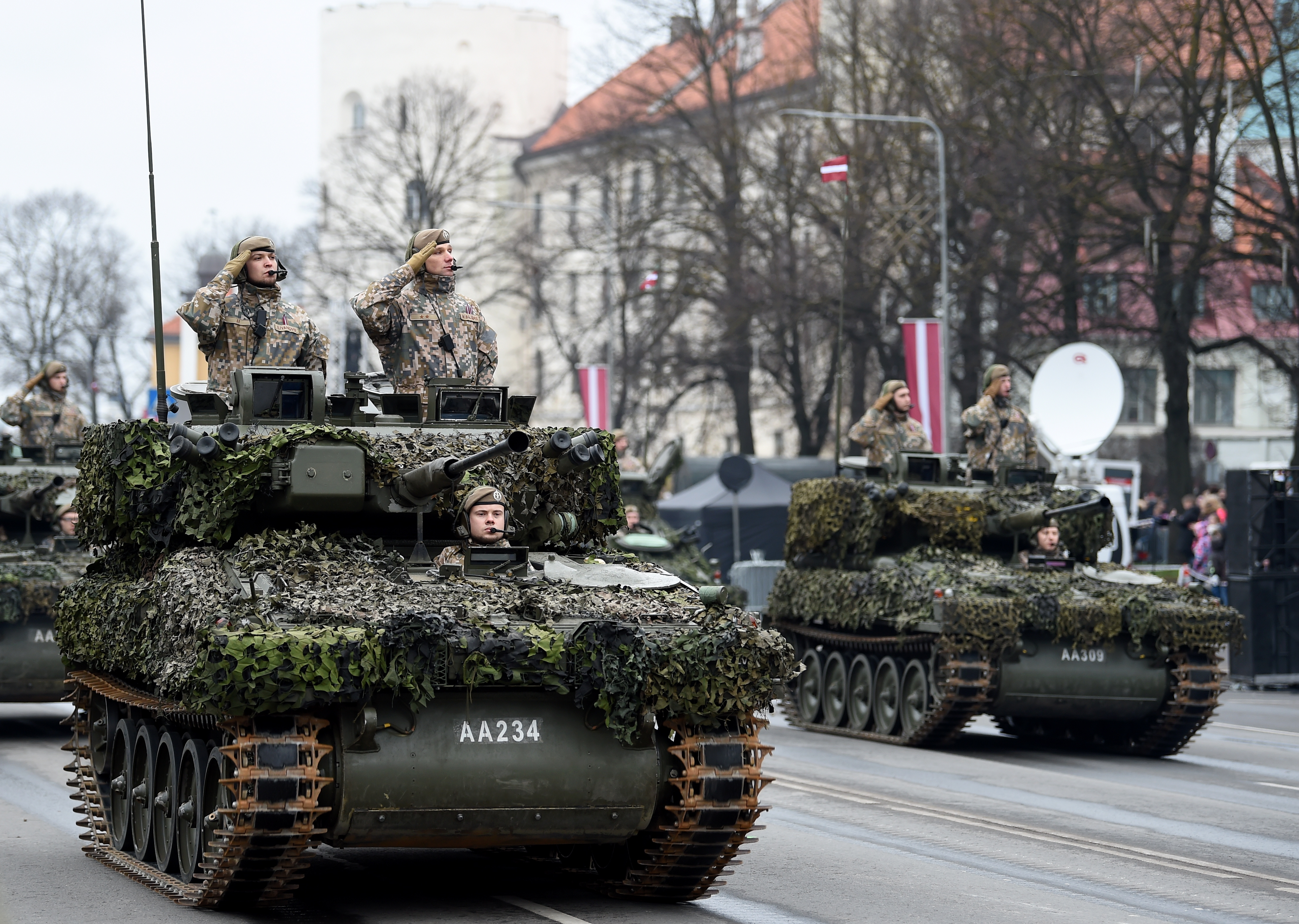В военном параде в этом году примут участие и украинские военные