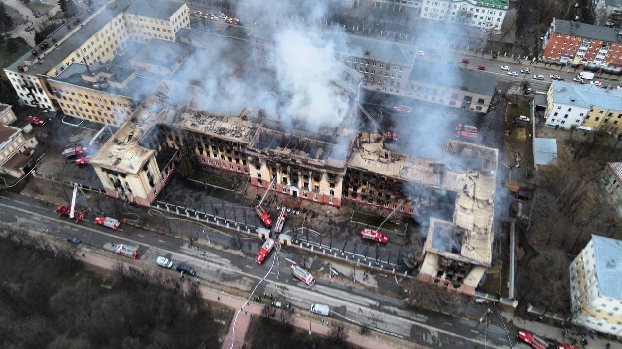 В Твери сгорело здание НИИ войск Воздушно-космической обороной. Версия - старая проводка