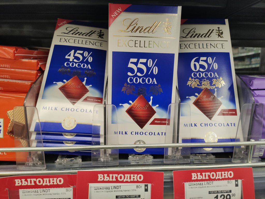 Агенты Lindt режут, портят и уничтожают свои шоколадки, чтобы их не продавали со скидкой