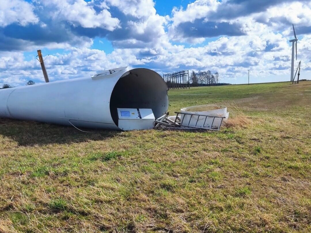 Dienvidkurzemes novadā svētdien nogāzusies vēja turbīna